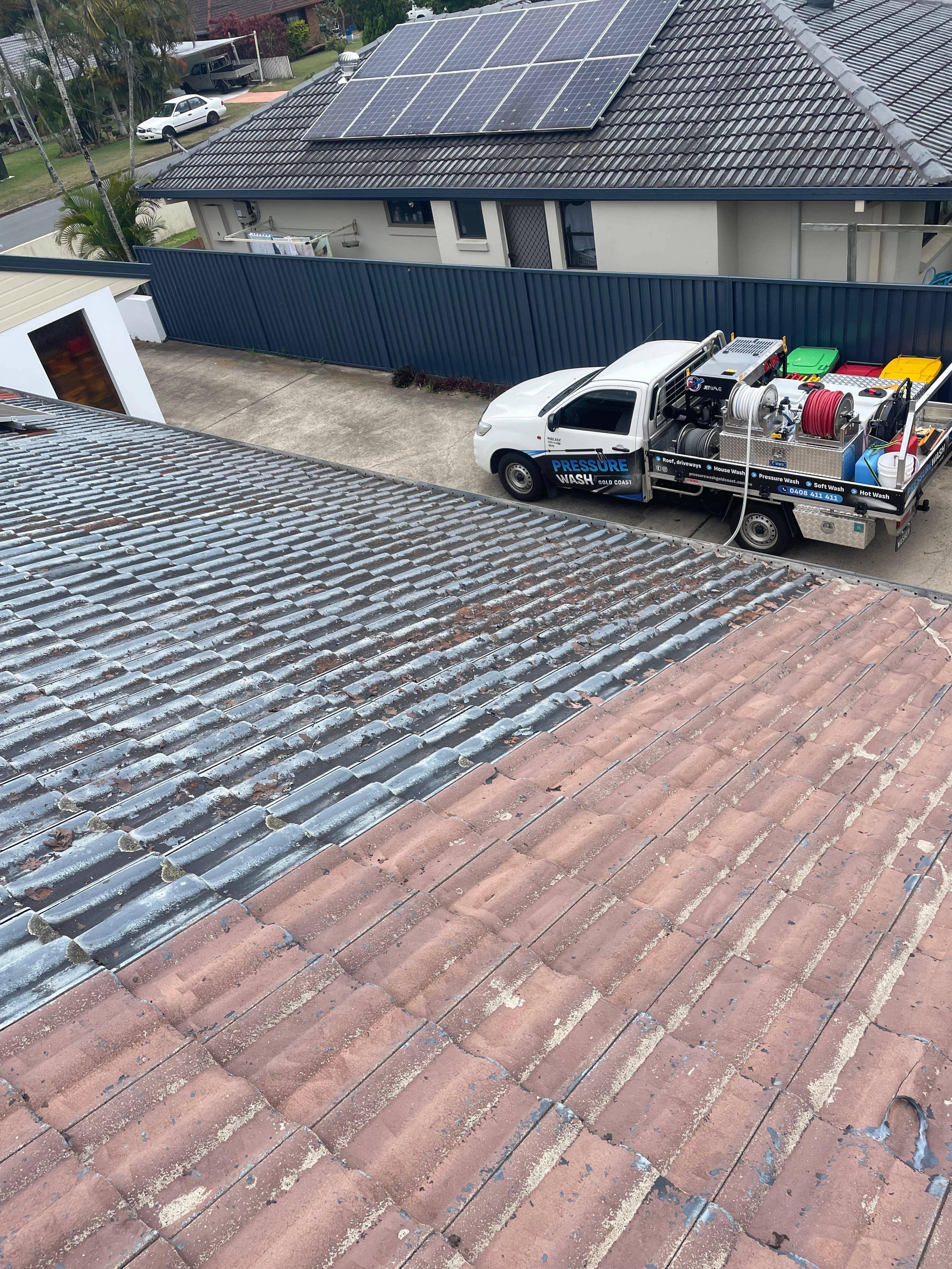 Pressure Wash Gold Coast. Using a high pressure rinse off following a soft wash house treatment.