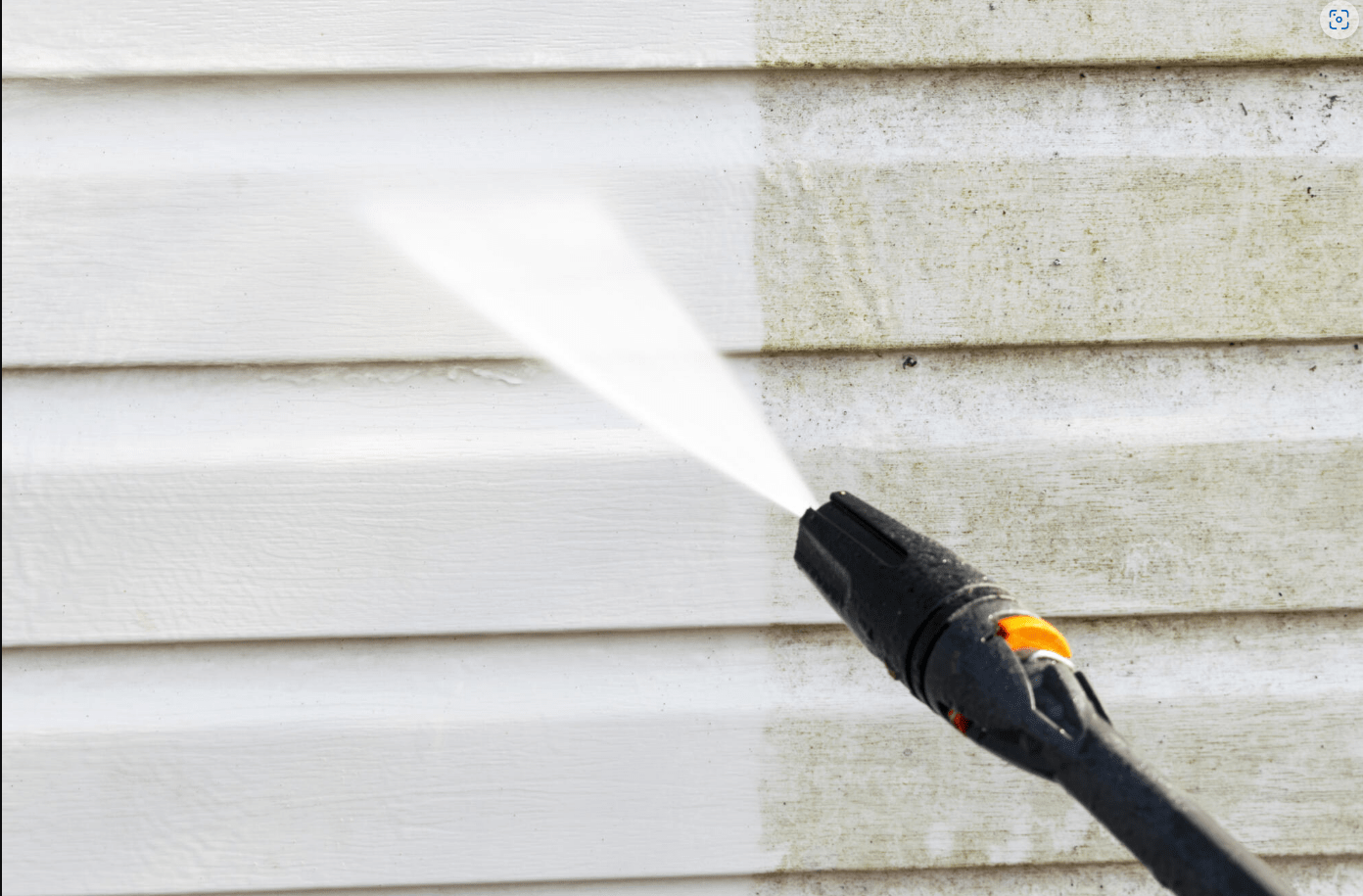 Pressure Wash Gold Coast. Using a high pressure combined with a pre house treatment to bring the house back to life.